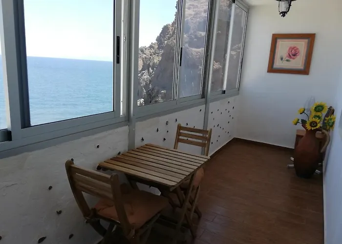 Apartment On The Beach And Ocean Sounds